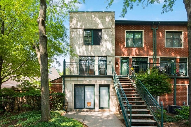 Building Photo - SOUTH LOOP - Gorgeous 3BD/2BTH Townhouse in gated community!