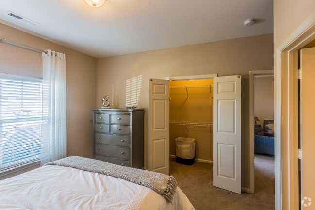 Vintage Creekwood Park Apartments