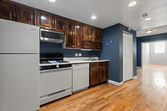Building Photo - 3700 N Sheffield Ave Rental