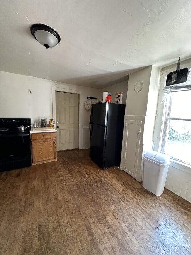 Great 3 bed 1 bath close to campus! Available June 1st