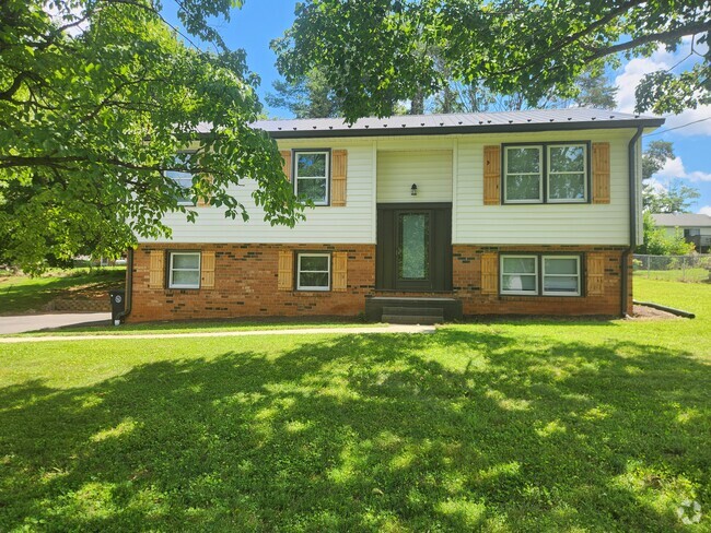 House Front - 1704 Danbury Dr Rental