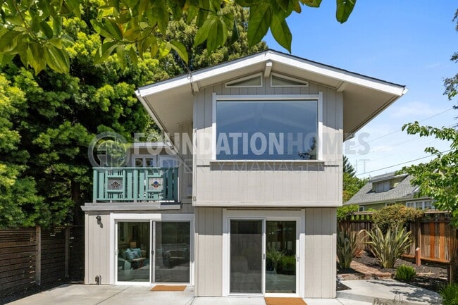 Building Photo - Charming 3 bed/2.5 bath in the heart of do...