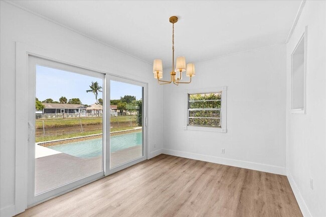 Photo - 533 Riverside Dr