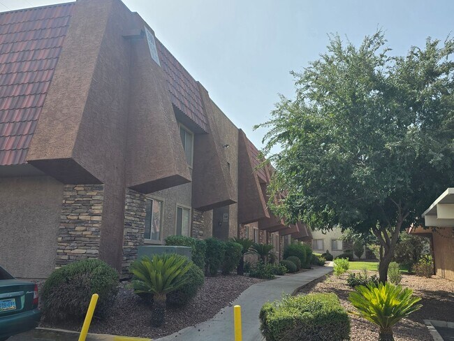 Building Photo - ADORABLE 2 BEDROOM 2 BATHROOM 1ST FLOOR CONDO