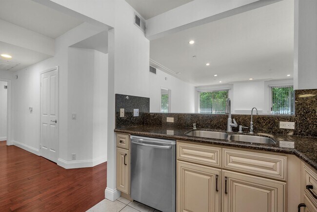 Photo - 117 S Clark Dr