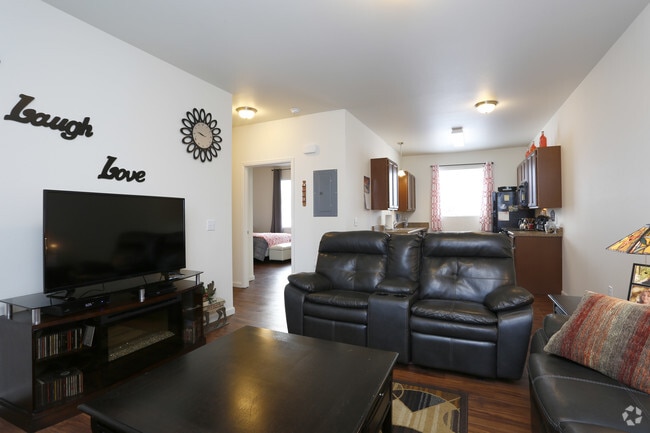 2BR, 1BA - 825 SF