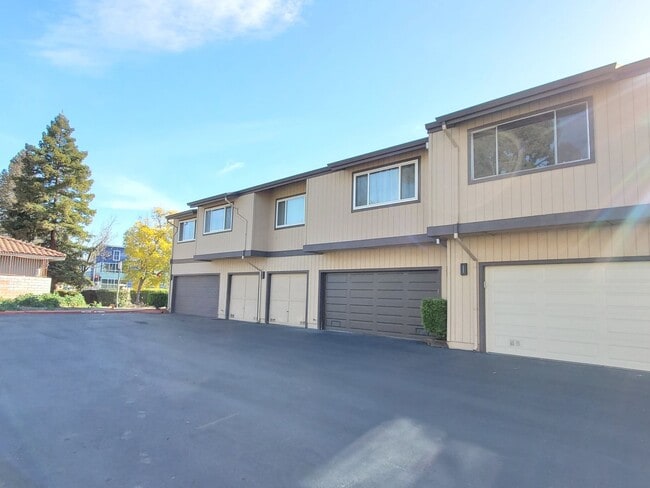 Upstairs Condo with 2 Car Garage, Fresh Pa... - Upstairs Condo with 2 Car Garage, Fresh Pa...