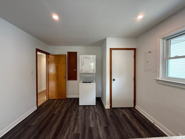 Photo - Beautiful 2 Bedroom + Den Main Floor in St Marys! INSUITE Laundry * Parking * AVAIL NOW