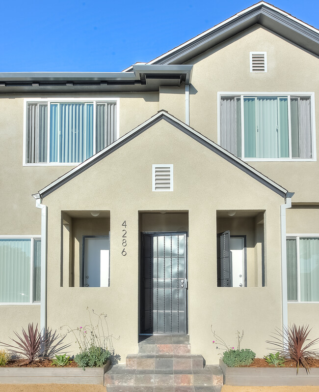Front the unit - 4286 S Hobart Blvd Casa Adosada