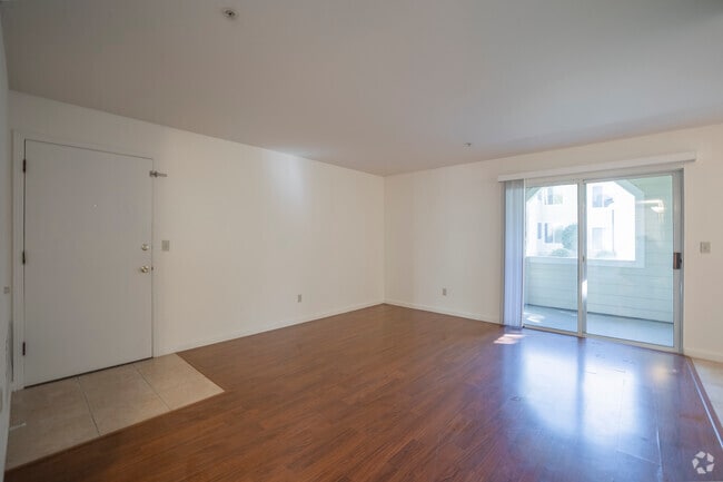 2BR, 1BA - 870 SF - Living Room