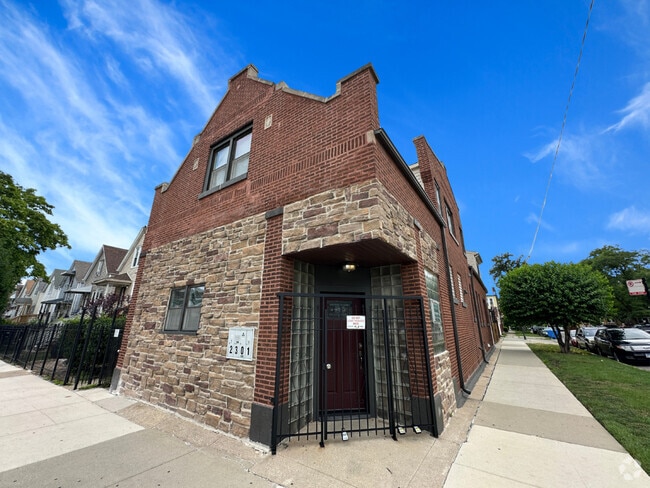 Building Photo - 2301 N Lockwood Ave Unit 1E Rental