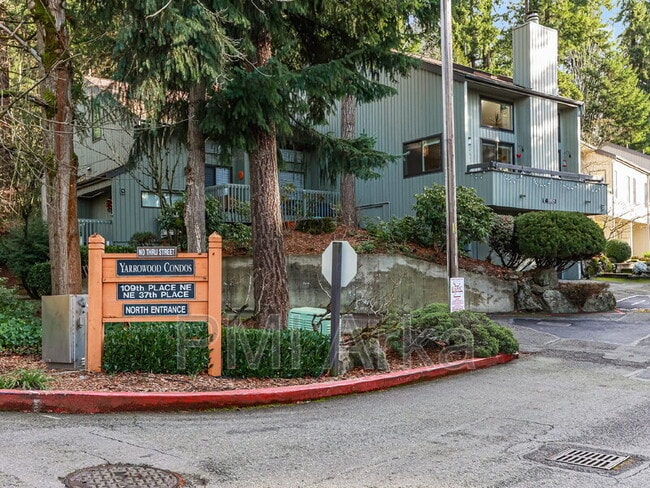 Building Photo - 10819 NE 37th Pl Unit Apt 223