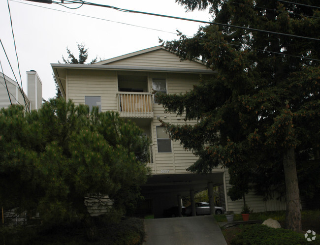 Building Photo - 9227 Interlake Ave Rental