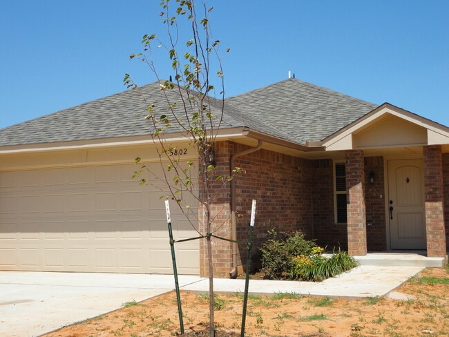 Building Photo - 3 bedroom, 2 bathroom, 2 car garage Mustan...