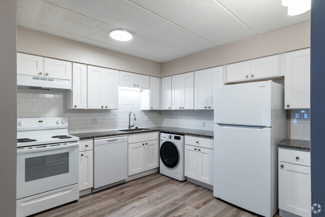 2BR, 2BA - 916SF - Renovated - Hidden Valley Club