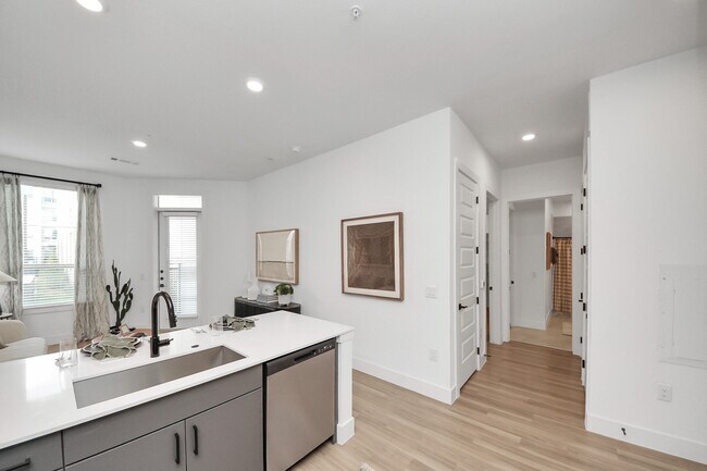 Building Photo - 15635 Memorial Dr Unit 242