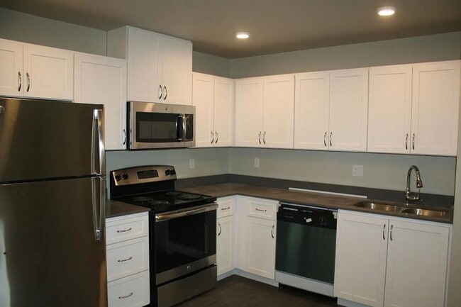 206- 200 SW Summer Lake Dr