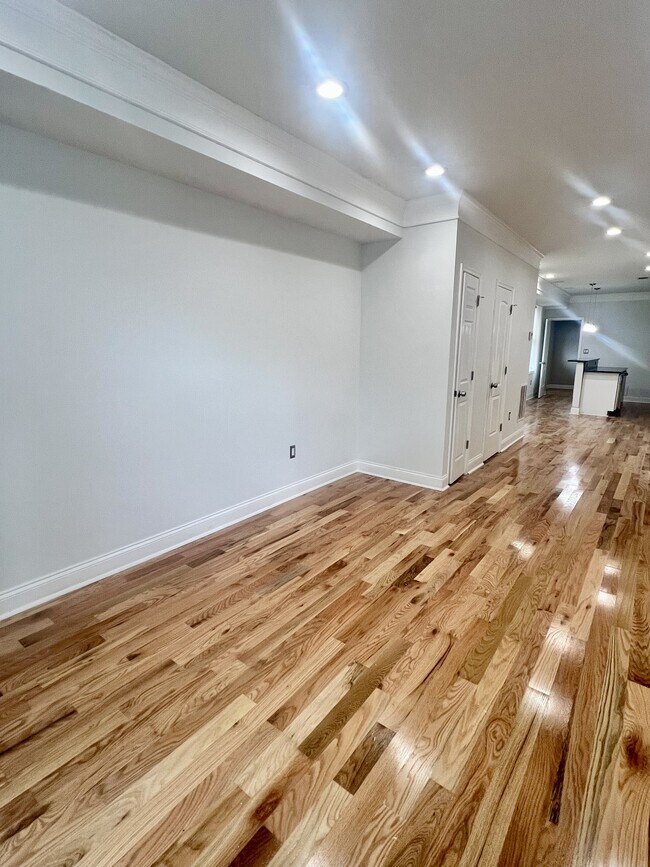 2922 E Monument St