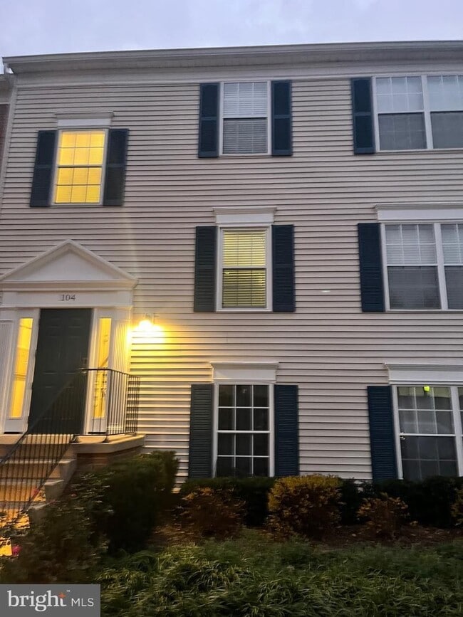 Building Photo - Top Floor, 2 BR Condo at Fox Chapel