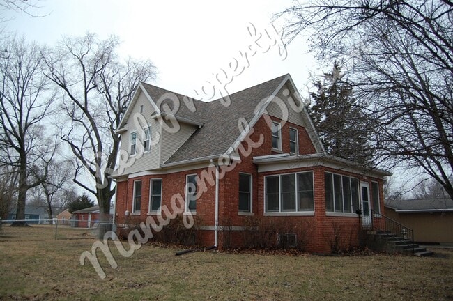 Building Photo - 3 Bed / 1.5 Bath Home | Huge Yard | Screened Front Porch | 2-Car Garage