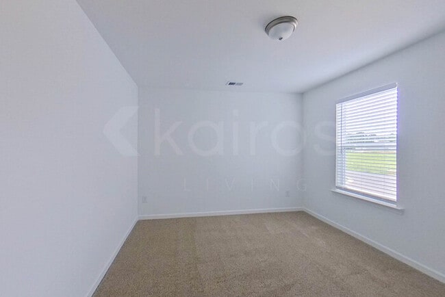 Photo - 303 Silver Maple Ln