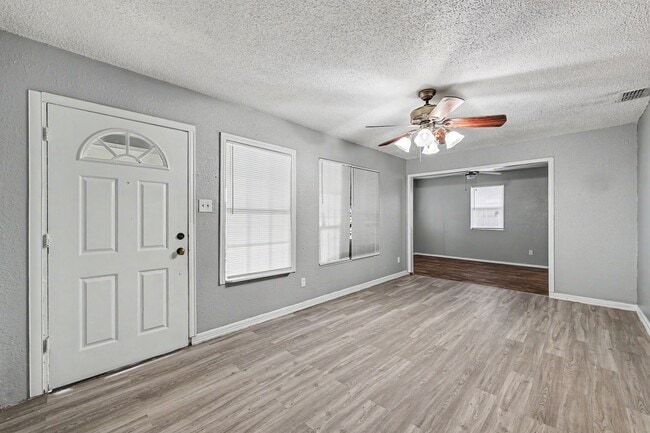 Photo - SPACIOUS! LOCATION!