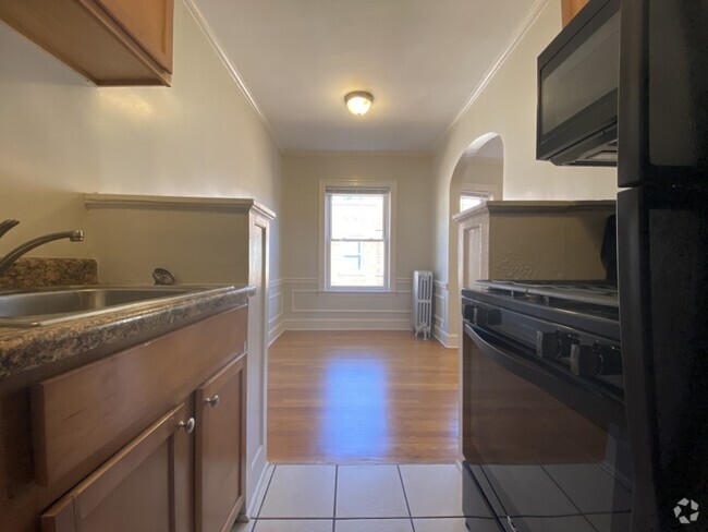 Galley style kitchen - Helen Dunbar Studio - 1261 W Argyle Rental