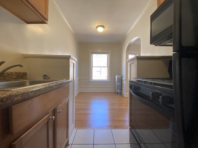 Galley style kitchen - Helen Dunbar Studio - 1261 W Argyle Rental