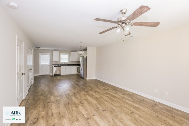 Photo - 142 Rowan St