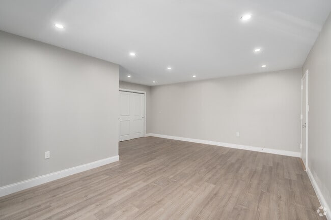 1BR, 1BA - 910SF - Living Room