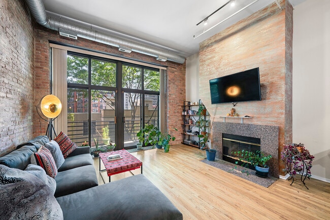Living Room View 1 - 1525 S Michigan Ave Condo Unit 303