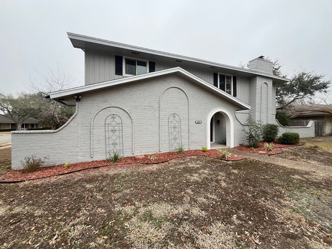 Spacious Two Story Home in Country Club Es... - Spacious Two Story Home in Country Club Es...
