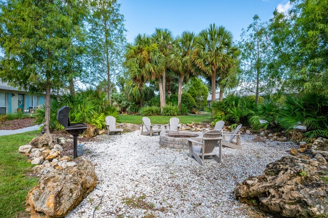 Barbecue and Firepit Lounge - Casa Corsicana