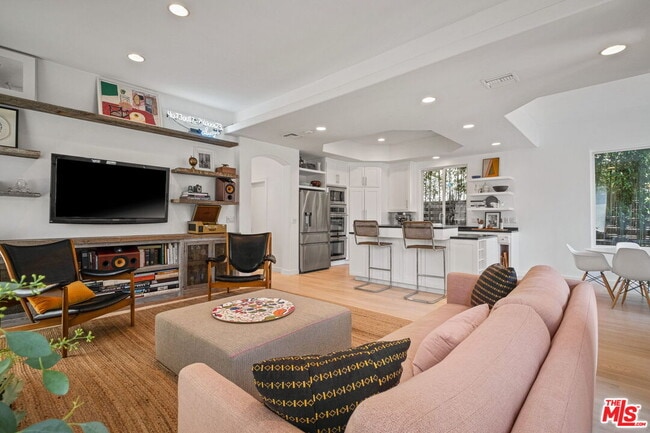 Photo - 835 Superba Ave