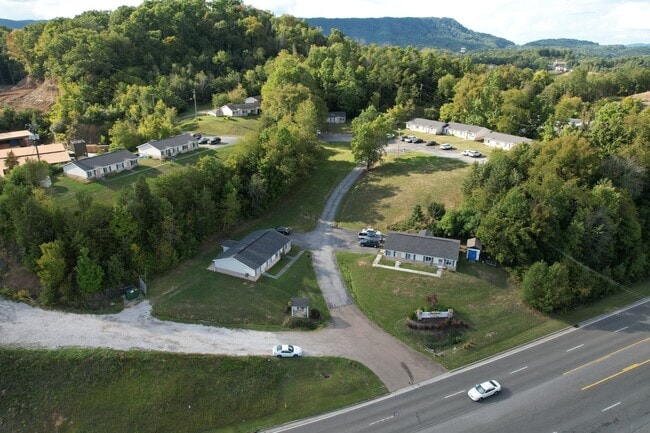 Building Photo - One-Level Living in a tree lined community Unit 07