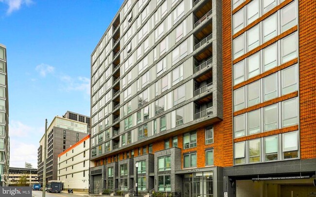 Building Photo - 1211 Van St SE Unit 1201 Rental