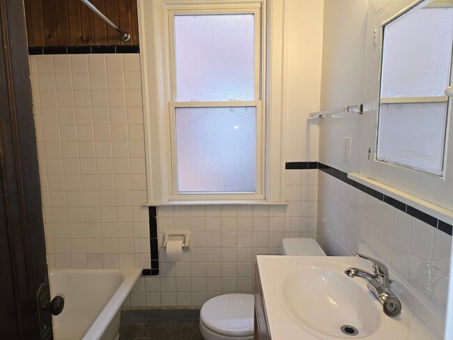 843 Beaconsfield Ave Unit 843 1N