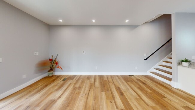 1207 Hedge Ave