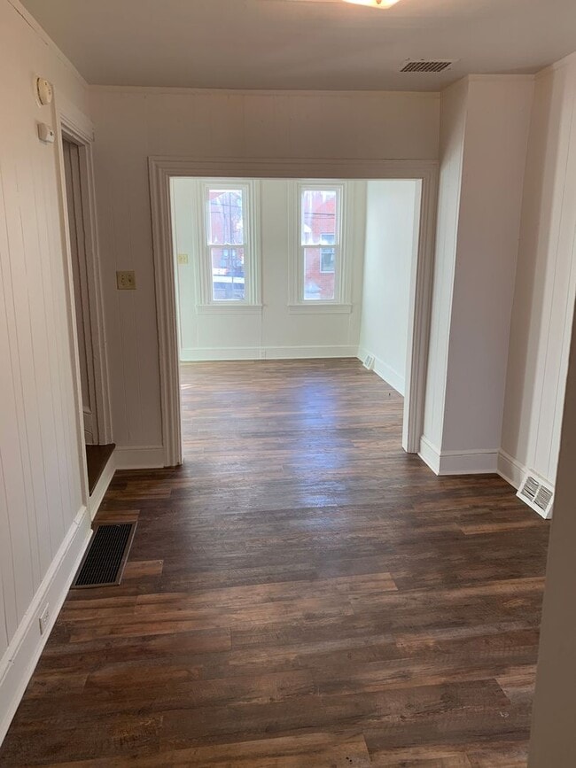 Building Photo - Spacious 2 Bedroom, 1 Bathroom with Bonus ... Rental