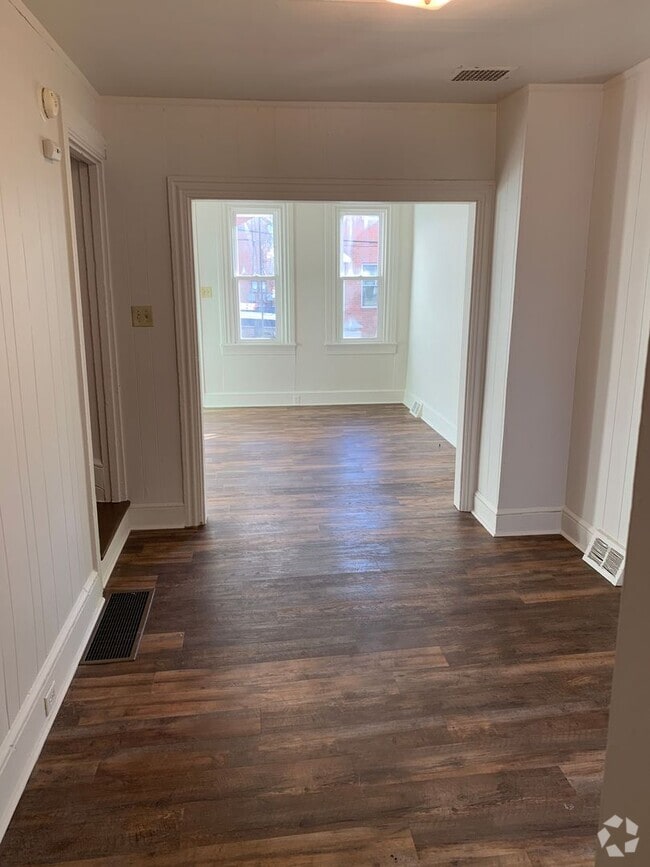 Building Photo - Spacious 2 Bedroom, 1 Bathroom with Bonus ... Rental