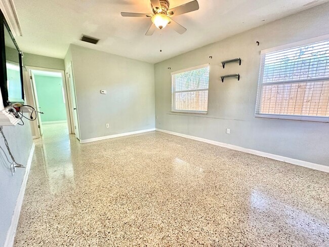 Photo - Bright & cozy 2bedroom 1bath home with out...