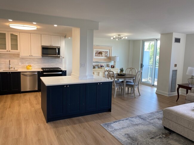 Building Photo - 1840 Frontage Rd Unit Luxury two bedroom