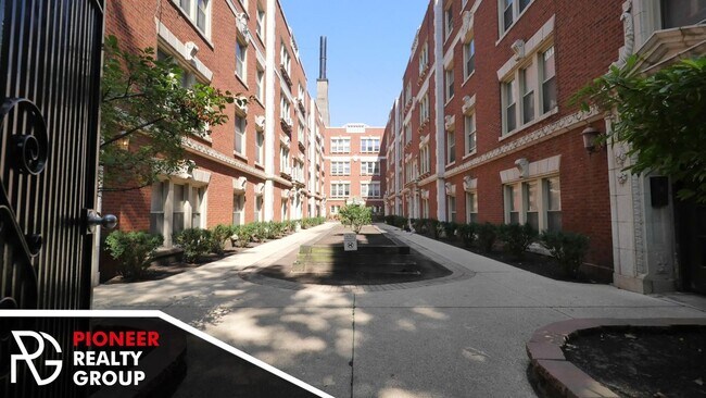 Building Photo - 540 W Surf St Unit 548-N3