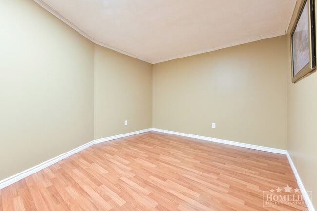 Photo - Walkable 2 Bed Condo in South Surrey Across from Semiahmoo Library and Steps to Shopping and Parks Unité 314