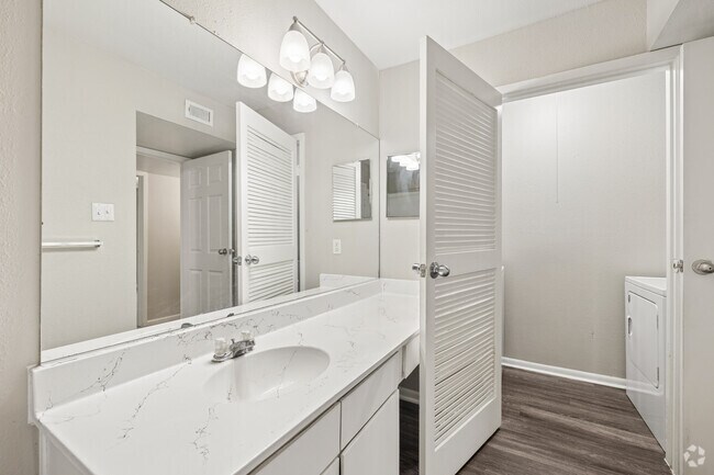Apartment 2BR, 1BA - 912SF - Laundry