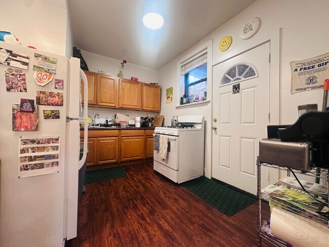 Photo - 635 W Roscoe St