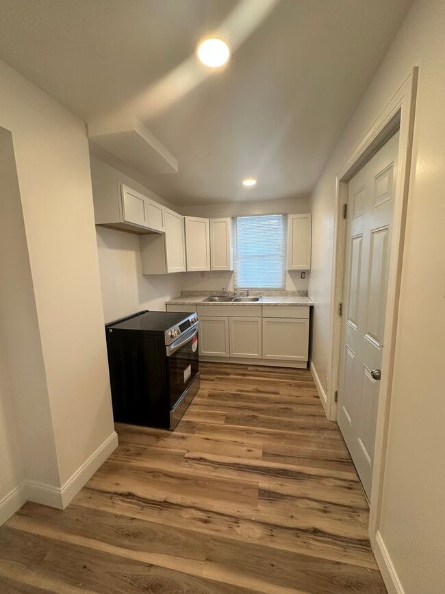 Photo - Newly Renovated One Bedroom House, Downtown Location - Special Available – Contact Our Office for...