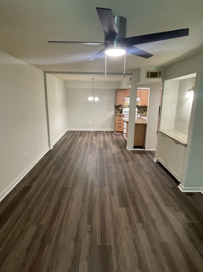 Building Photo - 3 bd 1.5 ba Condo