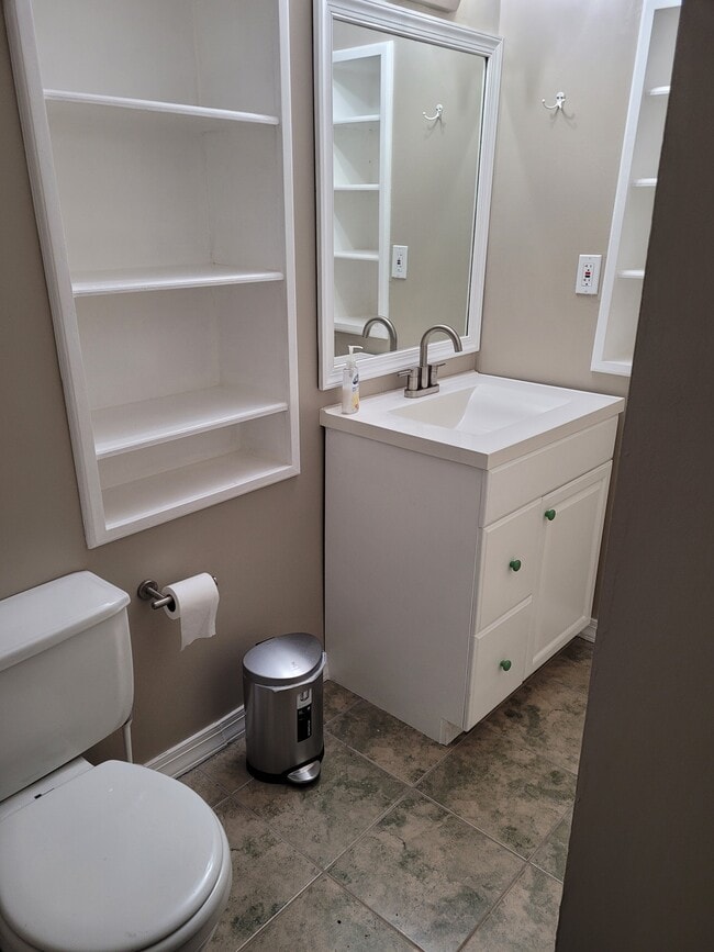 full bathroom - 967 Smoketree Dr Unit Basement apt.