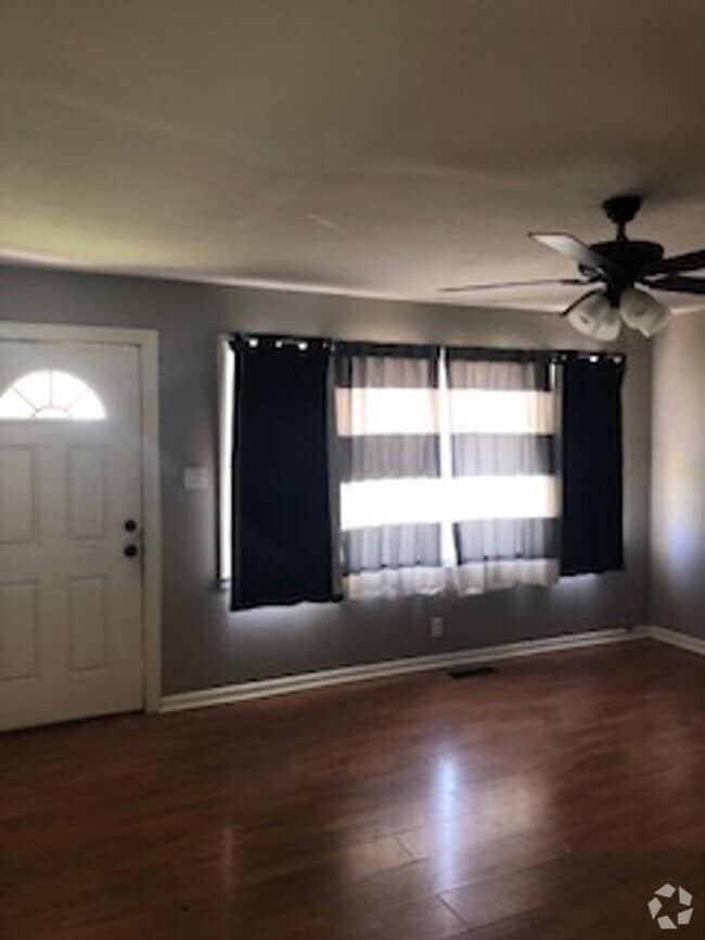 Building Photo - 2 bedroom , 1 bath house